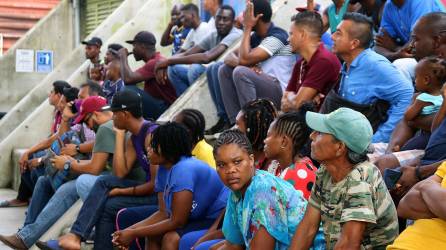 Migrantes centroamericanos esperan para realizar trámites legales en la ciudad de Tapachula, estado de Chiapas (México).