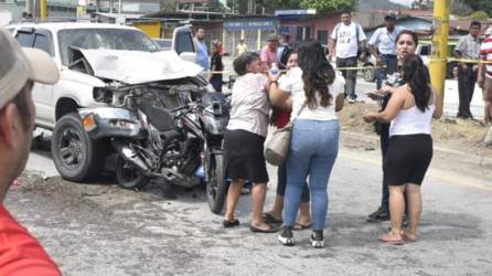 Dos mujeres que se conducían en motocicletas fueron atropelladas por el conductor de una camioneta en el semáforo de la entrada al sector López Arellano de Choloma, Cortés, en la zona norte de Honduras.