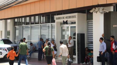 En las afueras de la agencia bancaria principal de Santa Rosa de Copán, los copanecos se congregaron y lamentaron el deceso de Jorge Bueso Arias. El lazo negro en la entrada de la agencia evidencia el luto.