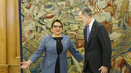 El rey español Felipe VI recibe a la presidenta de Honduras, Xiomara Castro, antes de su reunión en el Palacio de la Zarzuela en Madrid este miércoles.