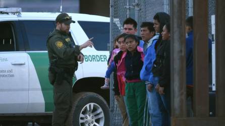 En el reporte CBP destacó que 28 % de los encuentros de marzo fueron con extranjeros que habían cruzado la frontera al menos una vez en los 12 meses anteriores. Fotografía: EFE