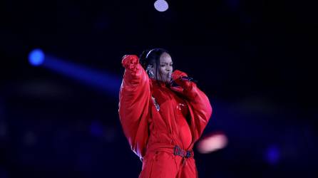 Rihanna lució espectacular en su presentación donde fue notorio su estado.
