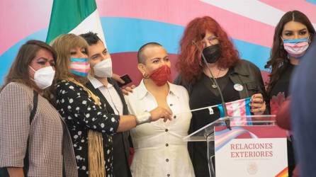 La diputada federal Salma Luévano (c) posa hoy para una fotografía junto a activistas de la comunidad LGBT, durante la entrega de las primeras actas de nacimiento de identidad de género en Ciudad de México (México).