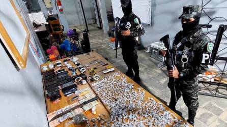 Diversos objetos, drogas y armas encontraron los agentes de la PMOP en los operativos de intervención en los centros penales de El Progreso y Danlí.