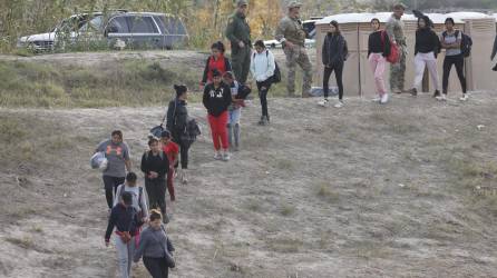 Migrantes caminan en Shelby Park, en Eagle Pass, Texas (EE.UU.).