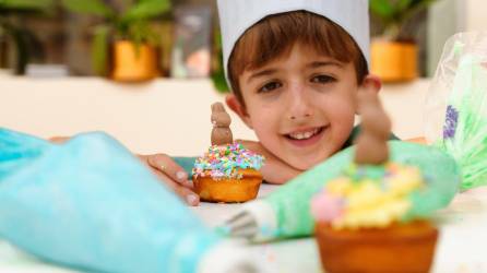 Siempre supervisa a tus peques en la cocina, nunca los dejes solos ni permitas que manipulen cuchillos o que manejen el fuego sin la presencia de un adulto.