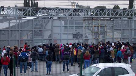 Familiares de presos esperan por información afuera del Penal de Apodaca, en el estado de Nuevo León (México). EFE/ Gabriela Pérez