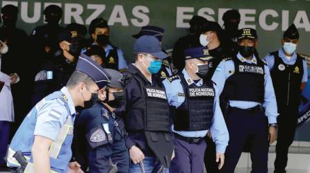 Juan Orlando Hernández, el día de su captura, en las instalaciones de las Fuerzas Especiales de la Policía Nacional.