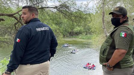 Migrantes centroamericanos se lanzan al Río Bravo para cruzar hacia Estados Unidos frente a agentes mexicanos.