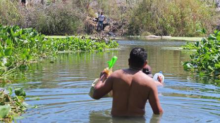 Un operativo de las autoridades mexicanas en la frontera norte orilló este miércoles a 2,000 migrantes al río Bravo, compartido con Estados Unidos, en un episodio que refleja la creciente ola migratoria reciente.