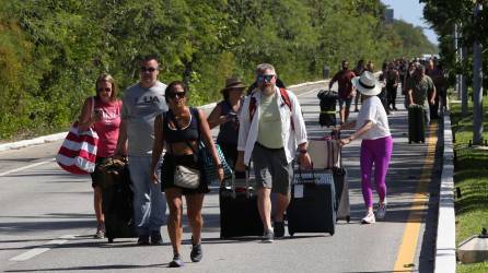 Varios turistas se vieron obligados a caminar hacia el Aeropuerto Internacional de Cancún luego de que taxistas bloquearan la carretera en una protesta contra Uber.