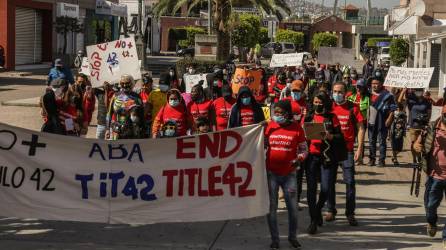 Decenas de migrantes y activistas marcharon en Tijuana para solicitar al Gobierno de Biden poner fin a las deportaciones inmediatas de migrantes.