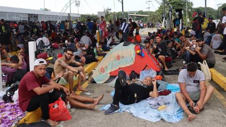 Cientos de migrantes esperan en Ciudad Juárez su oportunidad para solicitar asilo a Estados Unidos tras la eliminación del Quédate en México.
