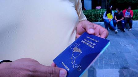 Un ciudadano muestra su pasaporte instantes después de su emisión | Fotografía de archivo