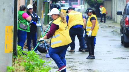 <b>Se ejecuta la actividad denominada “Barrio limpio” como parte de la prevención.</b>