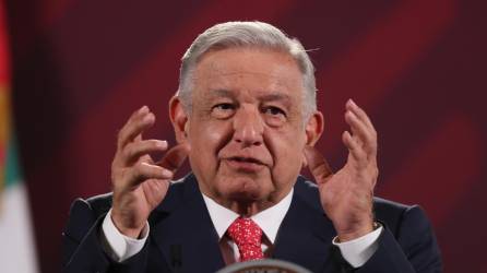 El presidente de México, Andrés Manuel López Obrador, habla durante su conferencia de prensa matutina hoy, en el Palacio Nacional de la Ciudad de México.