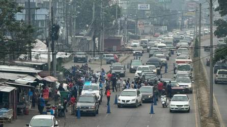 Protesta de pacientes renales frente al IHSS en el bulevar del norte de San Pedro Sula.
