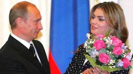 La prensa amarilla ha informado en numerosas ocasiones sobre una posible relación sentimental entre Putin y Kabaeva.