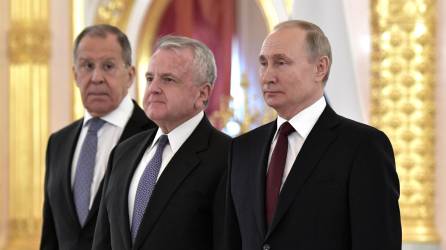 Imagen en la que aparecen (i-d) el ministro ruso de Asuntos Exteriores, Sergei Lavrov, el embajador de EEUU en Moscú, John J. Sullivan, y el presidente ruso, Vladimir Putin, en una ceremonia en el Kremlin. EFE/EPA/ALEXEY NIKOLSKY / SPUTNIK / KREMLIN POOL