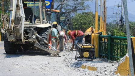 Obreros realizan trabajos de ampliación en puente Los Alpes de San Pedro Sula.