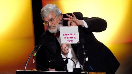 John Wilson, responsable de la fundación que parodia a los Oscar, entrega un galardón de los premios Razzie. Imagen de archivo.