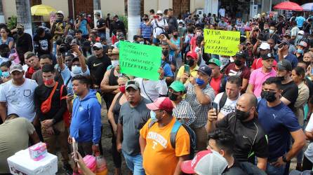 Cientos de migrantes se manifestaron en Tapachula exigiendo a las autoridades visas humanitarias para poder avanzar hacia la frontera con EEUU.