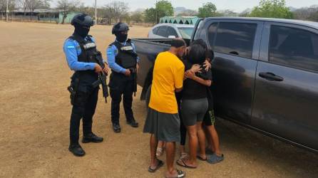 Familias de la joven liberada se abrazan tras su reencuentro en Nacaome, Valle.