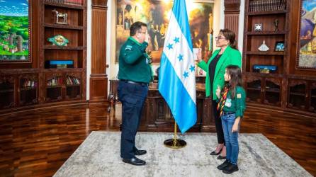Castro recibió en la Casa Presidencial a los directivos y voluntarios de la Asociación Nacional de Scouts de Honduras.