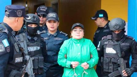 La Patrona vestía una chaqueta verde y un buzo color negro al momento que fue sacada de la DNFA para su traslado hacia Palmerola.