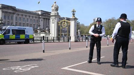 Policías resguardando el Palacio de Buckingham previo a la histórica coronación.