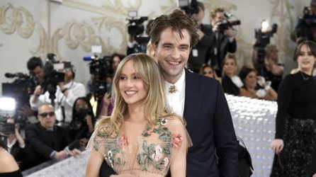 Suki Waterhouse y Robert Pattinson.