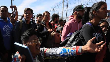 Cientos de migrantes protestaron en el Puente internacional Paso del Norte, en Ciudad Juárez, intentando ingresar por la fuerza a EEUU.