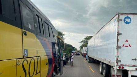 Los manifestantes se habían tomado la carretera y los vehículos no podían cruzar.