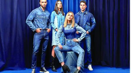 La tela denim se caracteriza por ser muy resistente, duradera, con cuerpo y estabilidad, ya que en su origen se confeccionaba como ropa de trabajo para mineros, campesinos y vaqueros.