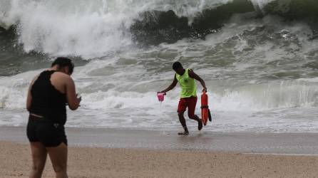 Las costas del Pacífico mexicano registran un fuerte oleaje por el paso del huracán Blas.