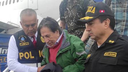 Fotografía cedida por la Policía Nacional de Perú que muestra la llegada del expresidente peruano Alejandro Toledo tras ser extraditado de Estados Unidos, hoy, en Lima (Perú).