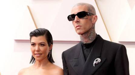 Kourtney Kardashian y Travis Barker en la entrega de los premios Oscar, de 2022.