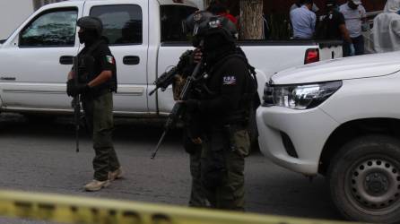Agentes de la Fiscalía General del Estado vigilan la zona en que fueron asesinados unos 13 policías.