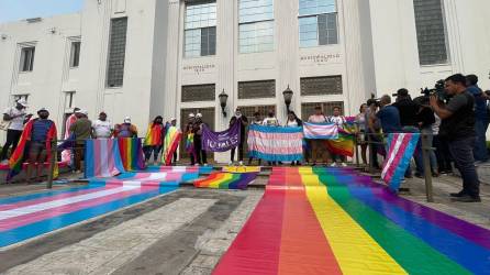 Colectivos de la comunidad LGBTI se manifestaron este viernes (14 de abril de 2023) en el atrio del Palacio Municipal de San Pedro Sula.