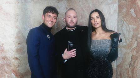 kim Jones ganó el premio Diseñador del año, presentado por Demi Moore y Tom Daley en Llos Fashion Awards 2021 presentado por @tiktok_uk.