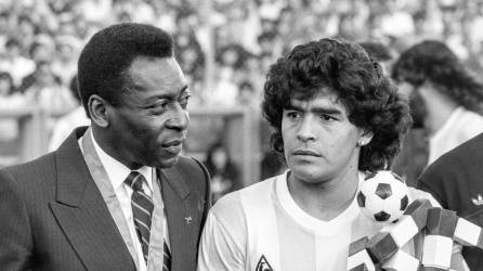 Las leyendas del fútbol Pelé y Diego Maradona en una fotografía de archivo.