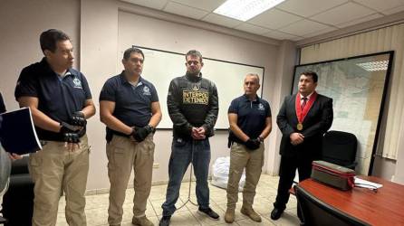 Joran Van Der Sloot mientras permanece custodiado por funcionarios del servicio penitenciario, previo a su entrega temporal a autoridades de Estados Unidos, en Lima (Perú).