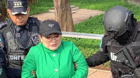 María Mendoza Mendoza fue trasladada este jueves desde la sede de la Dirección Nacional de Fuerzas Especiales (DNFE) en Tegucigalpa, hacia el Aeropuerto Internacional de Palmerola (Comayagua) para su extradición a Estados Unidos.