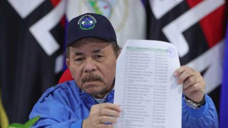 Ortega mostró la lista de nombres de los 222 presos políticos que fueron expulsados a EEUU y despojados de su nacionalidad.