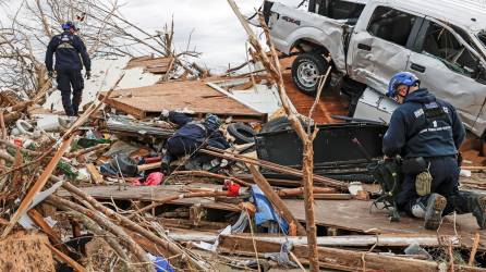 Los trabajos de recuperación y rescate del más de centenar de personas desaparecidas tras los tornados que asolaron varios estados de EEUU continúan este martes con el anhelo de que la cifra de muertos no supere los 88 actuales.