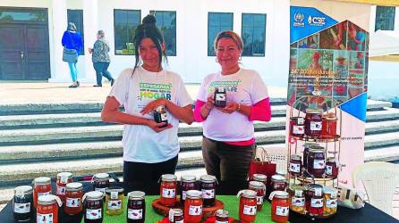 Karla Castellón junto a una de sus hijas ofreciendo sus mermeladas orgánicas, tiene 14 diferentes sabores.