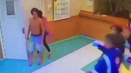 VIDEO: Hombre ataca con tijeras a novio de su ex en un hospital