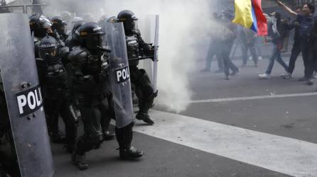 Personas se enfrentan con la Policía durante una protesta el jueves en Bogotá (Colombia).