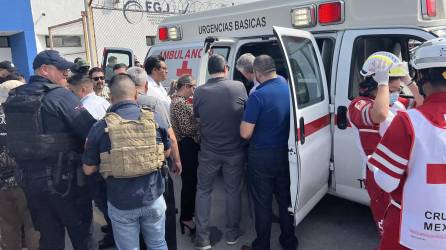 Uno de los sobrevivientes fue trasladado en ambulancia para ser entregado a las autoridades estadounidenses.