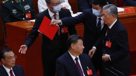 El expresidente Hu Jintao fue expulsado del Congreso frente a su sucesor, el presidente Xi Jinping.